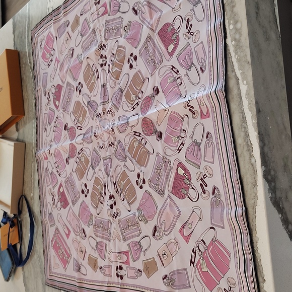 Louis Vuitton iconic symbol pink scarf - Picture 10 of 10